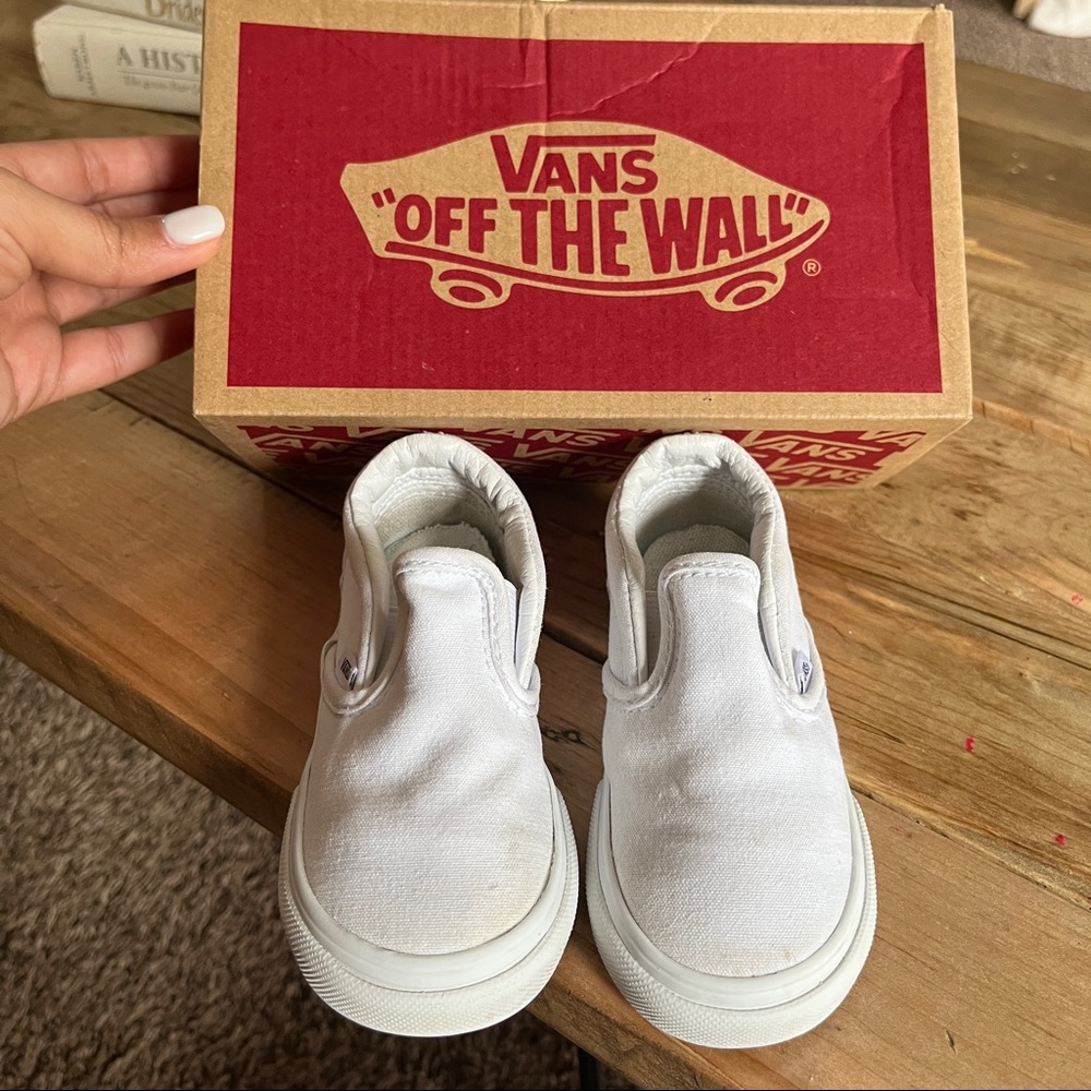 VANS WHITE SLIP-ONS